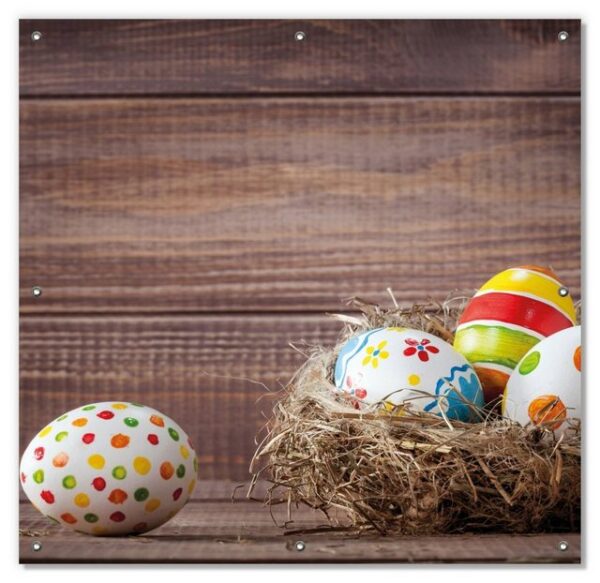 Sonnenschutz Bunte bemalte Eier an Ostern im Vorgelnest vor hölzerner Wand, Wallario, blickdicht, mit Saugnäpfen, wiederablösbar und wiederverwendbar
